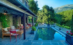 Piscine extérieure en saison