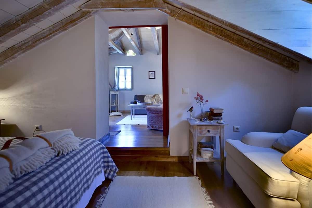 Quarto quádruplo família | Edredons de pluma, Wi-Fi de cortesia, roupa de cama