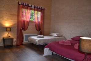 Comfort-Vierbettzimmer (Chambre 4) | Individuell dekoriert, individuell eingerichtet, Schreibtisch
