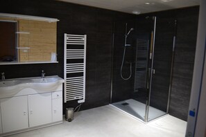 Comfort-Vierbettzimmer (Chambre 1) | Badezimmer | Dusche, Haartrockner, Handtücher