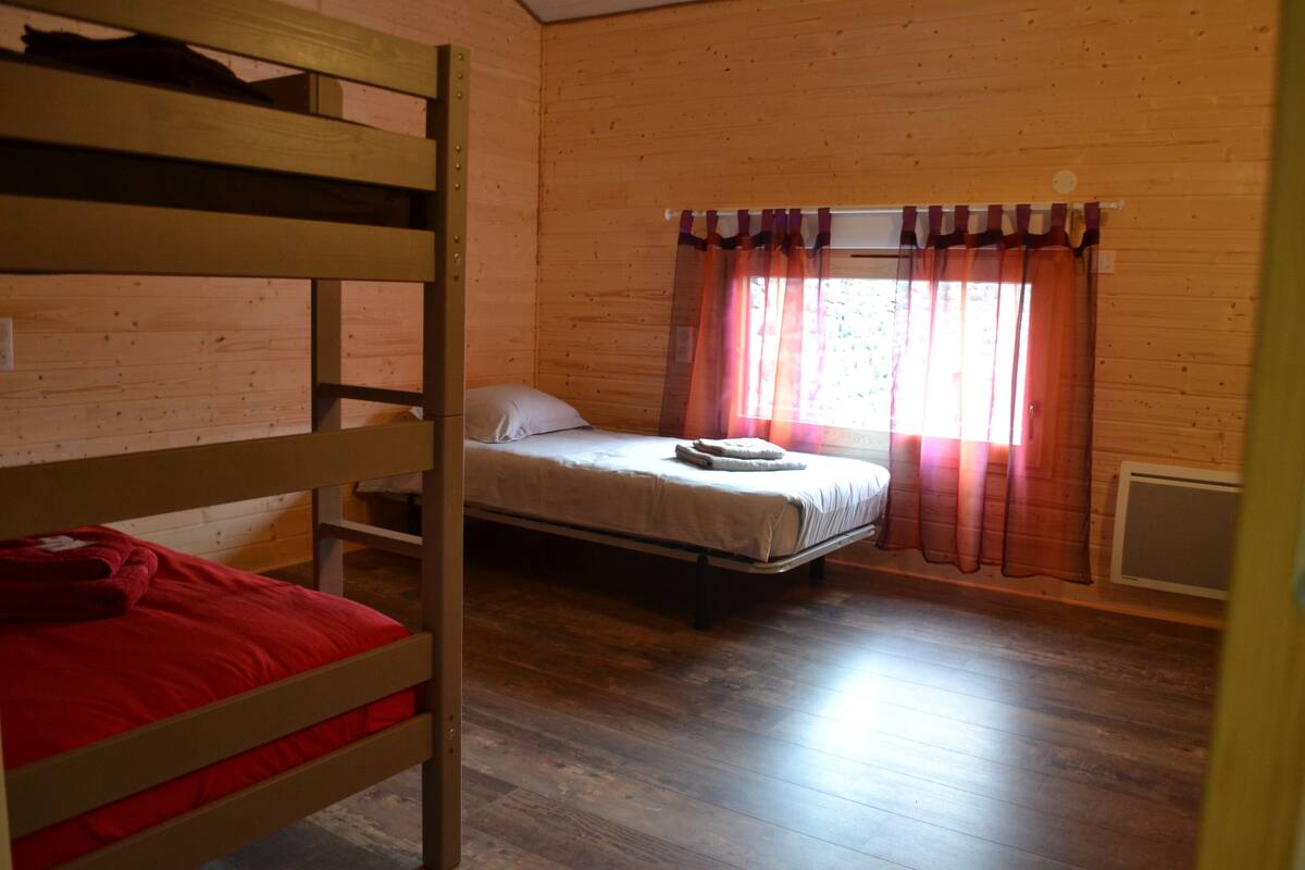 Classic-Dreibettzimmer (Chambre 3) | Individuell dekoriert, individuell eingerichtet, Schreibtisch