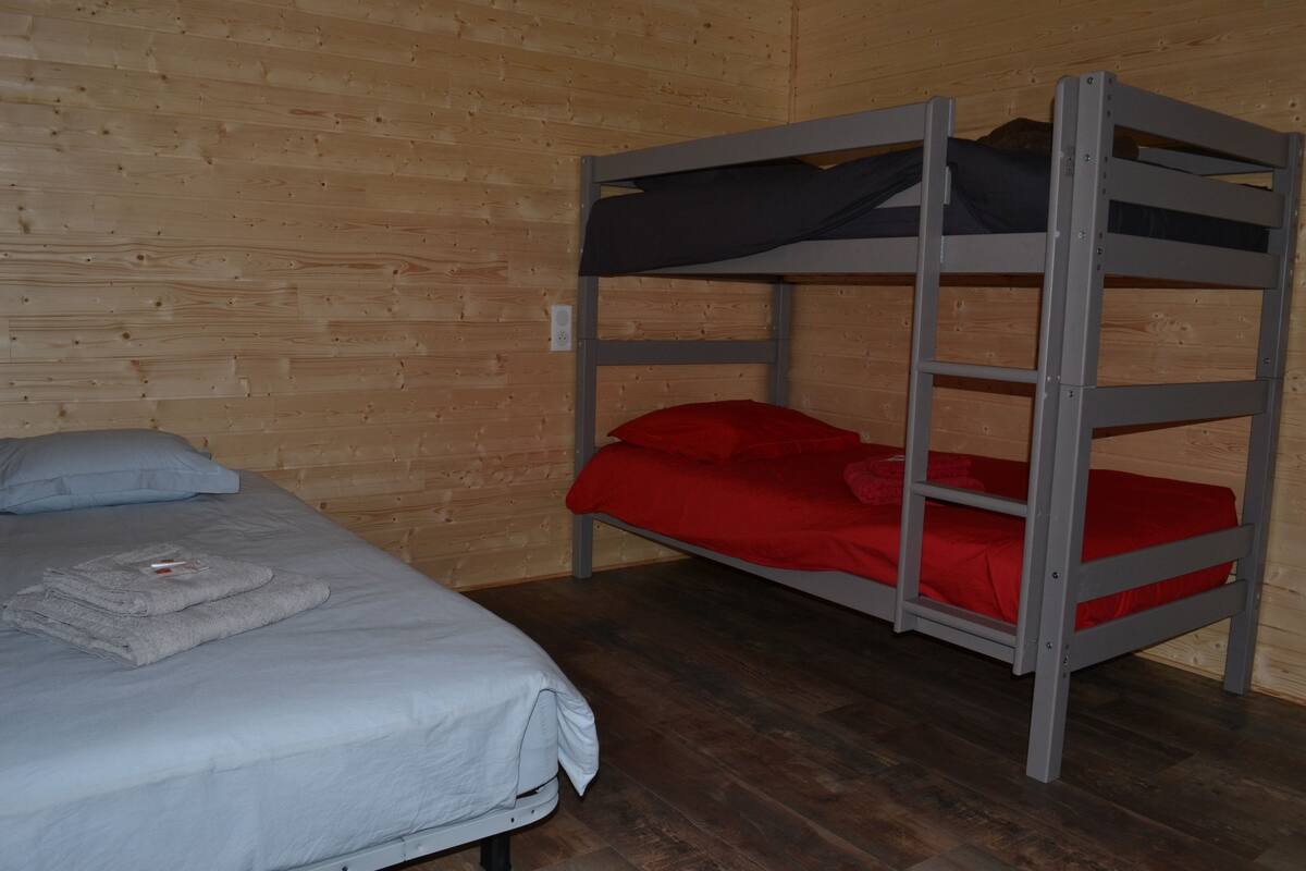 Classic-Dreibettzimmer (Chambre 2) | Individuell dekoriert, individuell eingerichtet, Schreibtisch