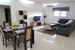 Economy-Apartment | Wohnbereich | 40-Zoll-Flachbildfernseher mit Satellitenempfang, Fernseher