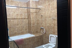 Economy-Apartment | Badezimmer | Dusche, Handtücher, Seife, Toilettenpapier