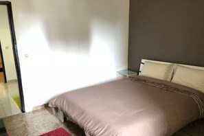 Economy-Apartment | Schreibtisch, laptopgeeigneter Arbeitsplatz, Bügeleisen/Bügelbrett