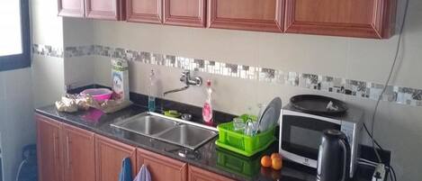 コンフォート アパートメント | 専用キッチン | 大型冷蔵庫、電子レンジ、オーブン、コンロ