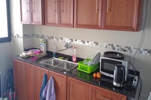 舒適公寓 | 私人廚房 | 大型冰箱、微波爐、烤箱、爐台