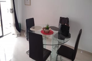 Comfort-Apartment | Essbereich im Zimmer