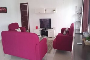 Comfort Apartment | Living room | 40-inch flat-screen TV with satellite channels, TV - Résidence HKB T3 (Abidjan)