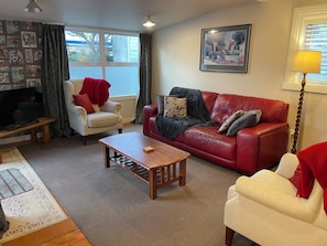 TV, Netflix, books, streaming services - New Plymouth Central and Charming (New Plymouth)