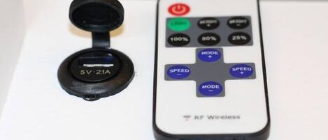 Un control remoto con botones etiquetados 'MODE', 'SPEED' y 'RF Wireless'.
