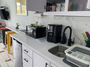 Kühlschrank, Mikrowelle, Herdplatte, Wasserkocher mit Kaffee-/Teezubehör