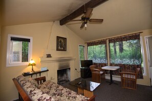 Cottage | Living area | Flat-screen TV - River View Garden Resort (Monte Rio)