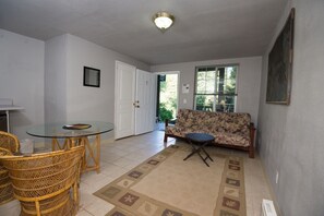 Habitación clásica | Zona de estar | Una televisión de pantalla plana