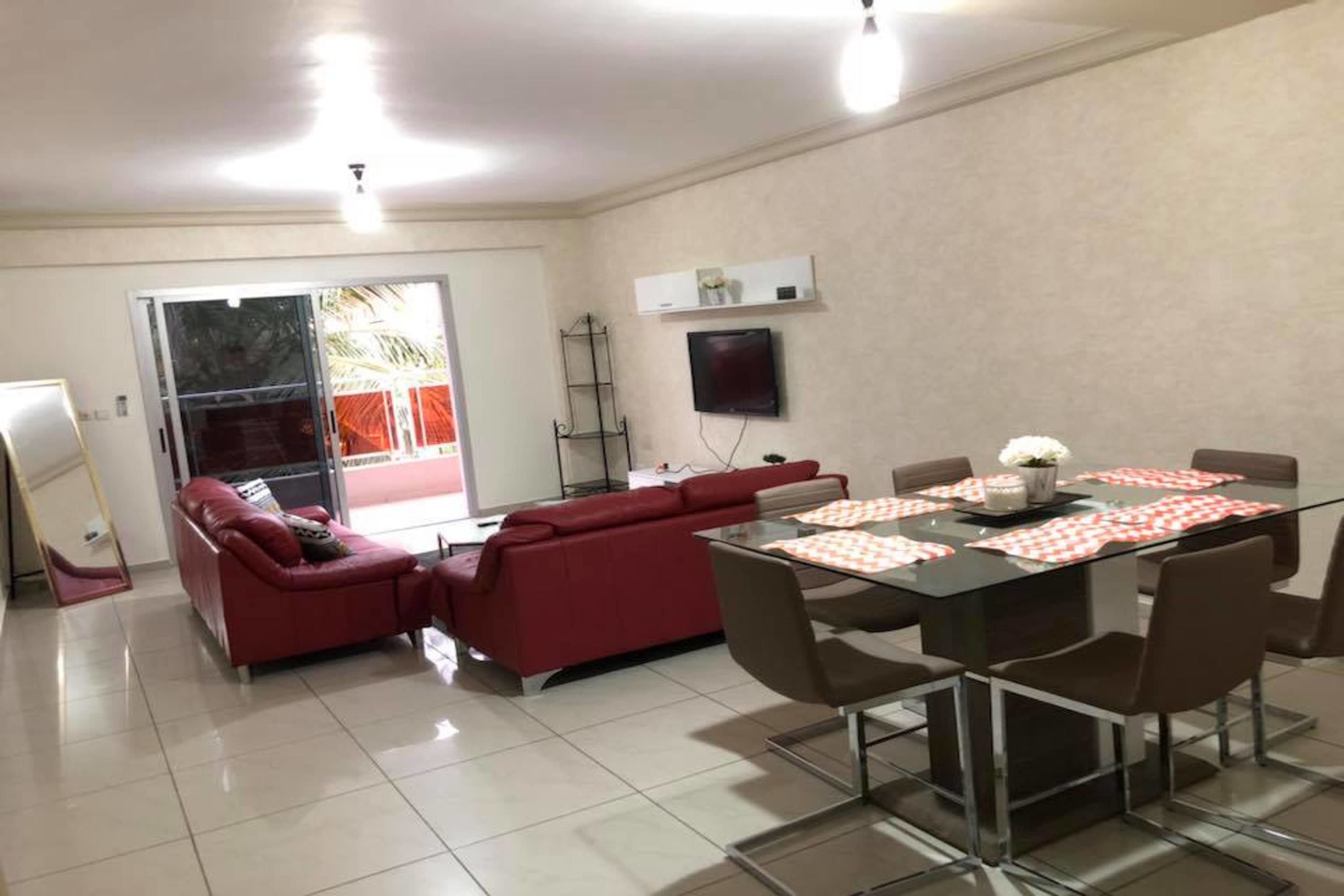 Comfort-Apartment | Wohnbereich | 40-Zoll-Flachbildfernseher mit Satellitenempfang, Fernseher