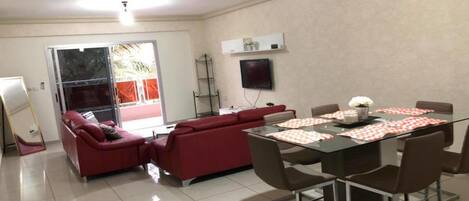 컴포트 아파트 | 거실 공간 | 위성 채널 시청이 가능한 40인치 평면 TV, TV