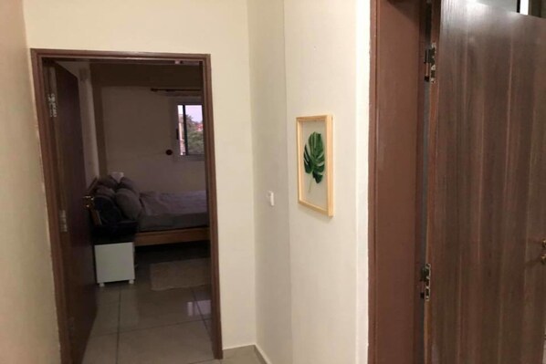 Apartamento Confort | Zona de estar | Televisión de pantalla plana de 40 pulgadas con canales por satélite