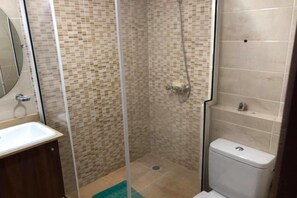 Comfort Apartment | Bathroom | Shower, rainfall showerhead, towels, soap - Résidence italien2  T3 (Abidjan)