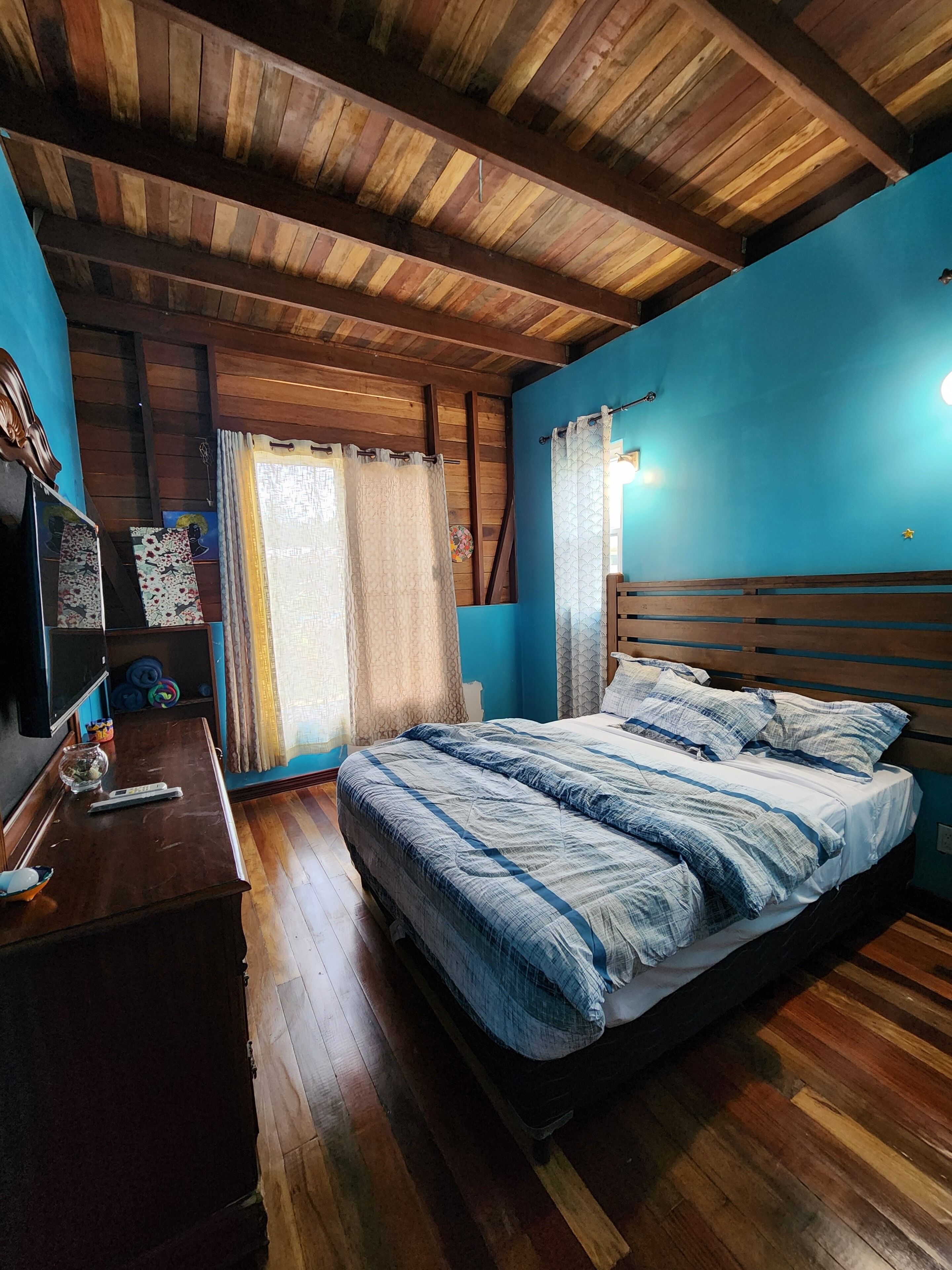 deluxe house | 1 bedroom, individually decorated, individually furnished, desk