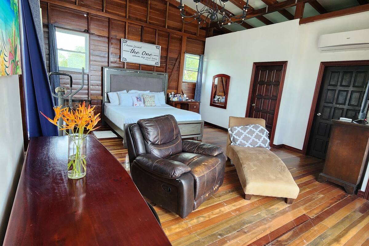 deluxe house | 1 bedroom, individually decorated, individually furnished, desk