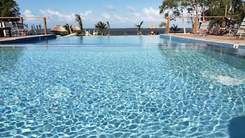 Piscina all'aperto, ombrelloni da piscina, lettini