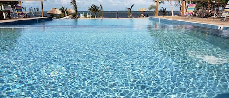 Piscine extérieure, parasols de plage, chaises longues