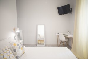 Deluxe Room (103) | 1 bedroom, individually furnished, desk, laptop workspace - Winkler Suites (Rome)