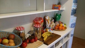 Una encimera de cocina con diversos alimentos y recipientes.