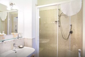 Duschwanne, Haartrockner, Bidet, Handtücher