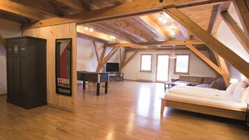 Estudio panorámico, balcón | Ropa de cama hipoalergénica y caja de seguridad en la habitación