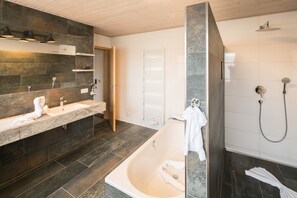 Appartamento, 2 camere da letto (Waldblick) | Bagno | Set di cortesia gratuito, asciugacapelli, asciugamani, sapone