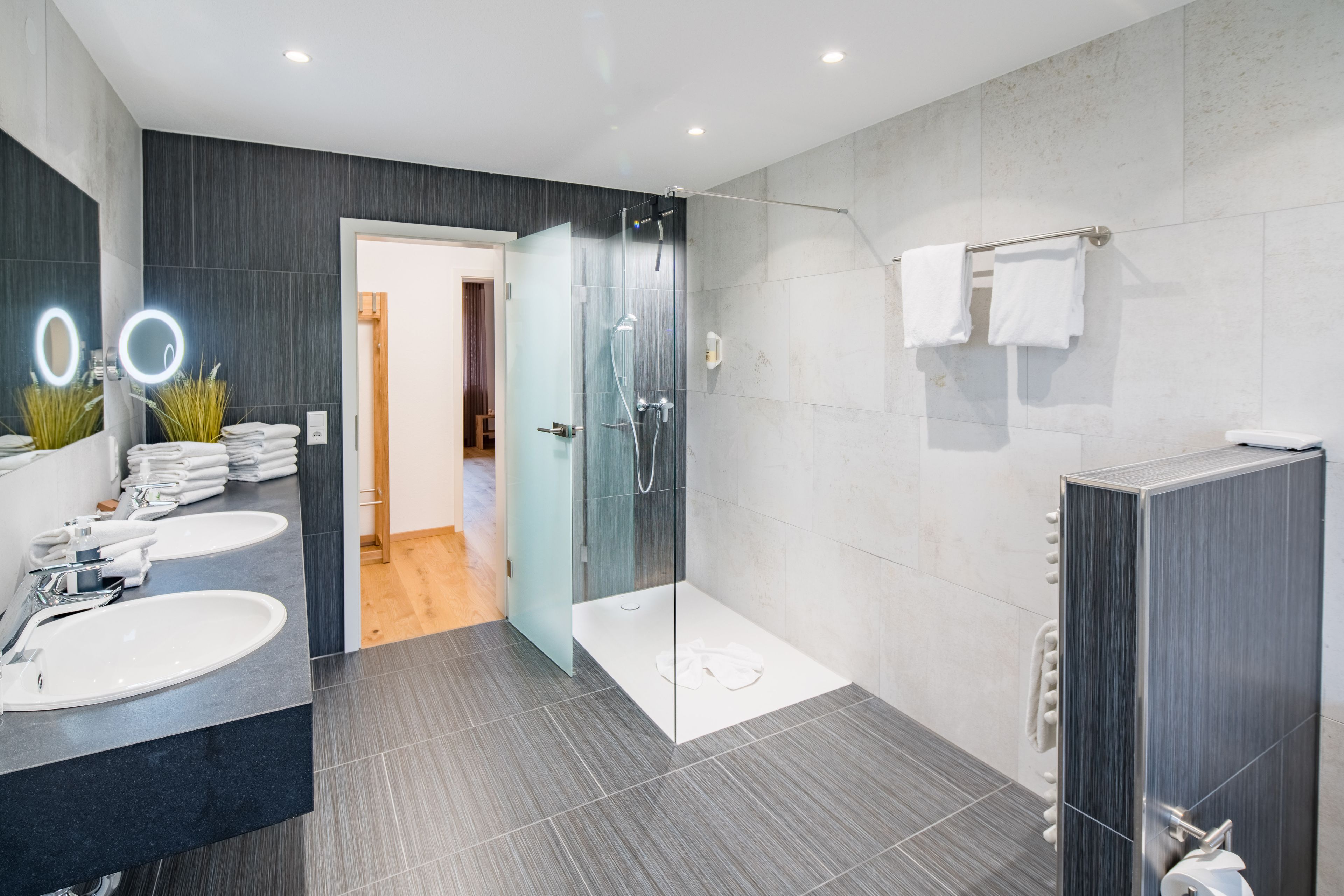 Family Suite | Bathroom | Free toiletries, hair dryer, towels, soap