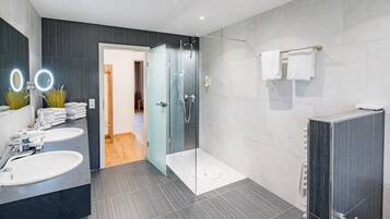 Familien-Suite | Badezimmer | Kostenlose Toilettenartikel, Haartrockner, Handtücher, Seife