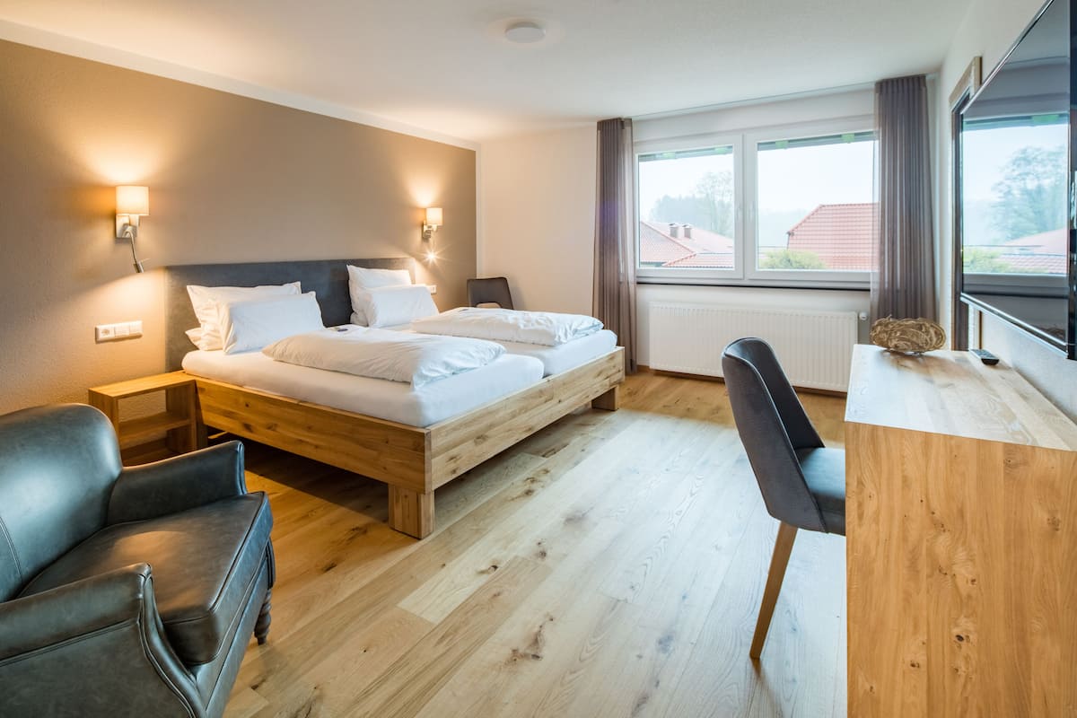 Family Suite | Hypo-allergenic bedding available, in-room safe, desk, cribs (free)