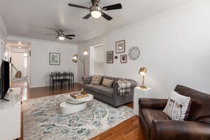 Signature Townhome, 4 Bedrooms, Non Smoking, Kitchen | Living area | Smart TV