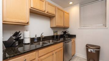 Signature Townhome, 4 Bedrooms, Non Smoking, Kitchen | Private kitchen | Full-size fridge, microwave, oven, stovetop