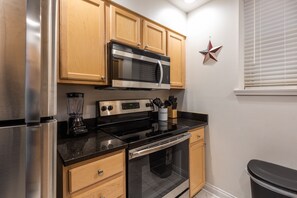 City Townhome, 3 Bedrooms, Non Smoking, Kitchen | Private kitchen