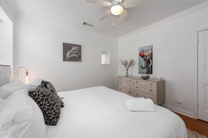 Iron/ironing board, free WiFi, bed sheets - Tiffany Charmer Corp Rentals by NamaStay (St. Louis)