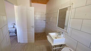 Triple Room | Bathroom | Shower, free toiletries, hair dryer, towels