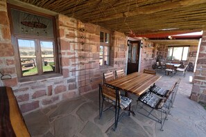 Déjeuner et dßner servis sur place, cuisine locale et internationale