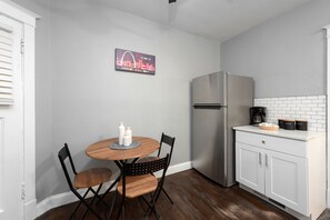 City Apartment, 1 Bedroom, Non Smoking, Kitchen | Private kitchen | Full-size fridge, microwave, oven, stovetop