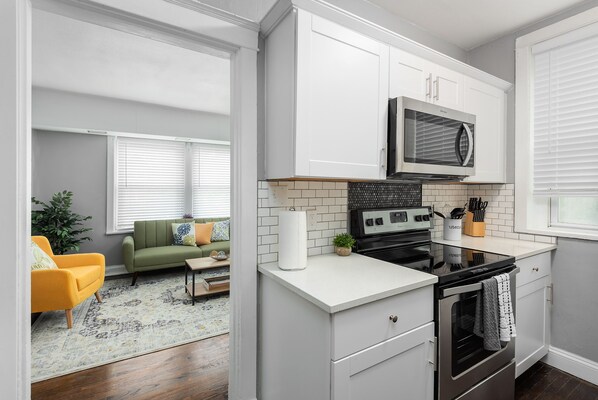 City Apartment, 1 Bedroom, Non Smoking, Kitchen | Private kitchen | Full-size fridge, microwave, oven, stovetop