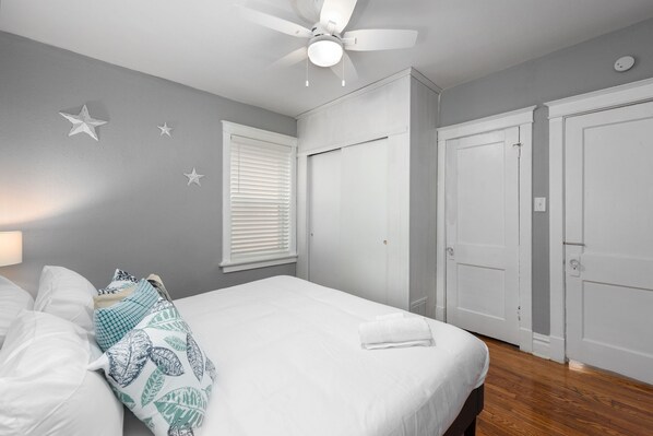 Room - Central Garden Getaways Corp Rentals by NamaStay (St. Louis)