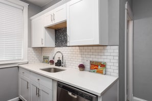 Signature Apartment, 1 Bedroom, Non Smoking, Kitchen | Private kitchen | Full-size fridge, microwave, oven, stovetop - Central Garden Getaways Corp Rentals by NamaStay (St. Louis)