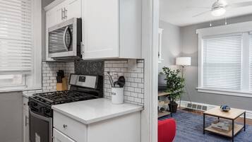 Comfort Apartment, 1 Bedroom, Non Smoking, Kitchen | Private kitchen | Full-sized fridge, microwave, oven, stovetop
