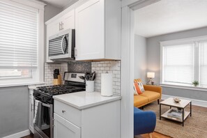 Full-sized fridge, microwave, oven, stovetop