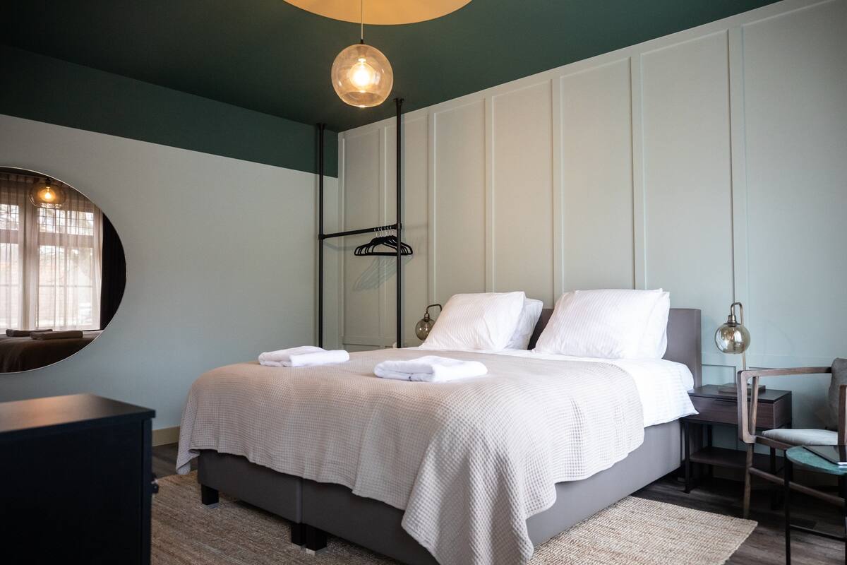 Suíte, vista para a cidade | Frigobar, Wi-Fi de cortesia, roupa de cama