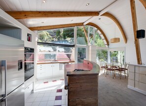 Fridge, microwave, oven, stovetop - Lakes Edge Apartment - Unit A (Queenstown)