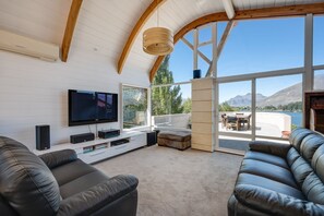 Flat-screen TV, fireplace, DVD player, stereo - Lakes Edge Apartment - Unit A (Queenstown)