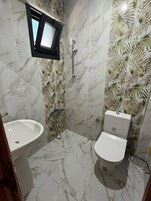 Ducha, secador de pelo y toallas